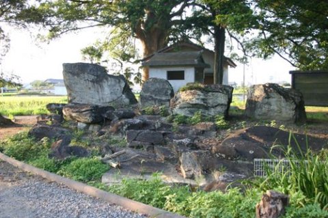 「岩戸神社」の麻笥岩と麻晒池-2