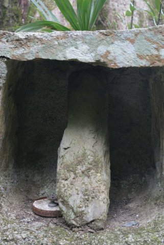 貞光字浦山の明見神社の「石棒」